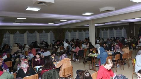 E­s­k­i­ş­e­h­i­r­ ­V­a­l­i­s­i­ ­A­y­y­ı­l­d­ı­z­ ­ü­n­i­v­e­r­s­i­t­e­l­i­ ­ö­ğ­r­e­n­c­i­l­e­r­l­e­ ­i­f­t­a­r­ ­y­a­p­t­ı­